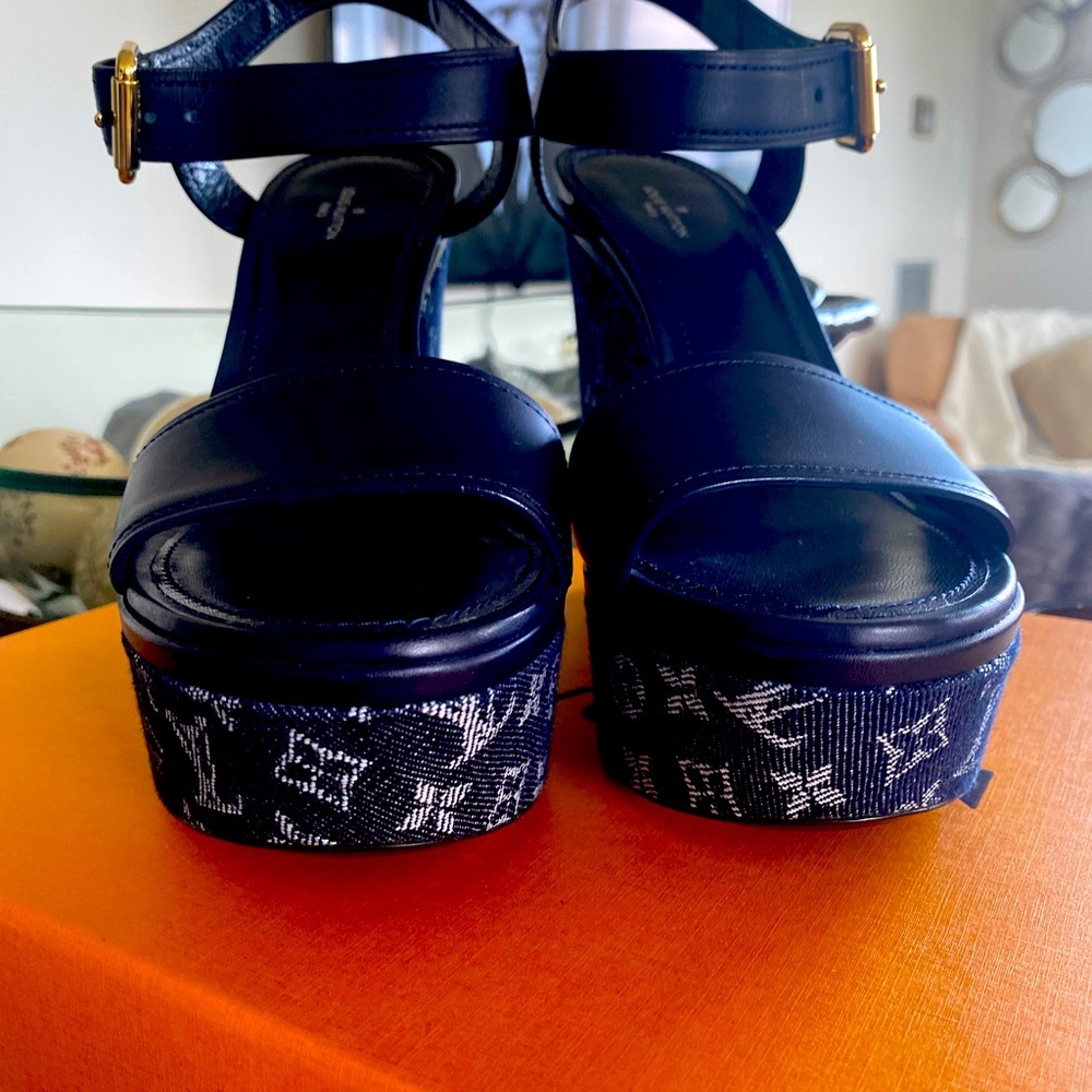 Authentic Louis Vuitton Waterfall Wedge Sandal sz 39 New! Dark Navy Blue Leather - Picture 7 of 16
